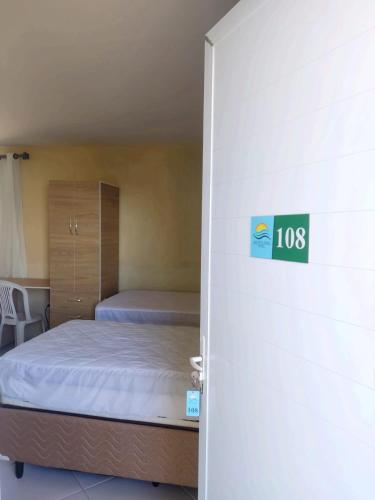 1 queen bed, 2 twin beds