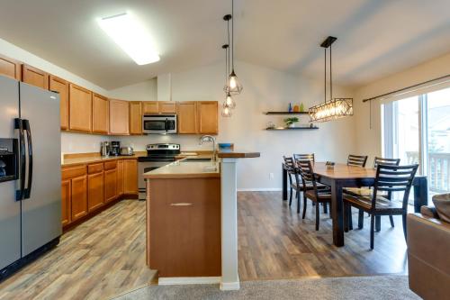 Alaska Retreat with Balcony, Near Earthquake Park!