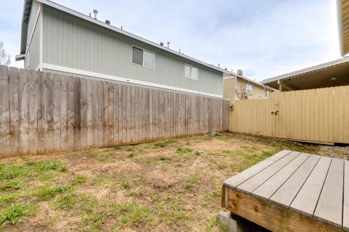 Alaska Retreat with Balcony, Near Earthquake Park!