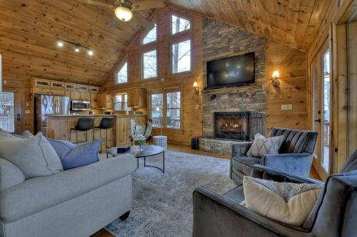 Incredible Lake and Mountain Views - Dog Friendly in Blue Ridge, USA
