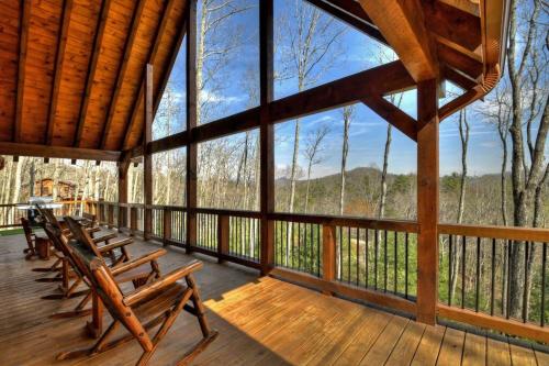 Lost Shepherds Lodge w Stunning Mtn Views in Cherry Log, USA