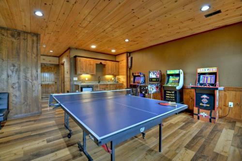 Lost Shepherds Lodge w Stunning Mtn Views in Cherry Log, USA