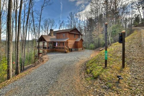 Lost Shepherds Lodge w Stunning Mtn Views in Cherry Log, USA