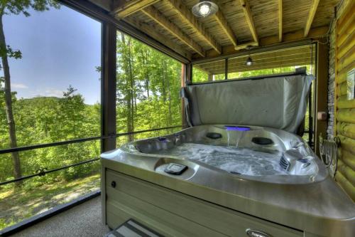 Cedar Ridge Retreat w Fire Pit Hot Tub Mtn View in Blue Ridge, USA