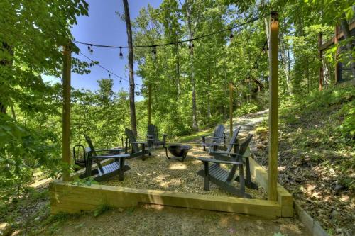 Cedar Ridge Retreat w Fire Pit Hot Tub Mtn View in Blue Ridge, USA