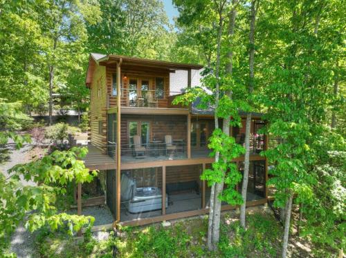 Cedar Ridge Retreat w Fire Pit Hot Tub Mtn View in Blue Ridge, USA