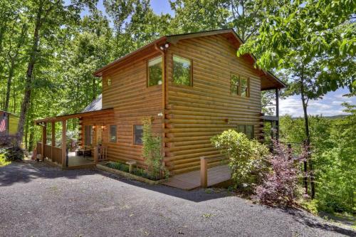 Cedar Ridge Retreat w Fire Pit Hot Tub Mtn View in Blue Ridge, USA