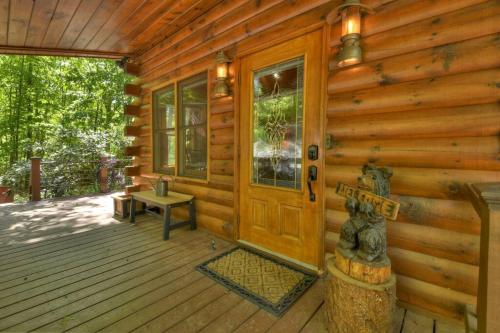 Cedar Ridge Retreat w Fire Pit Hot Tub Mtn View in Blue Ridge, USA
