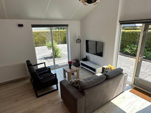 Közös társalgó / TV, Modern Vacation home - Near the Wadden Sea in Tzummarum