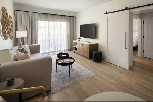2 queen beds, 1 sofa bed