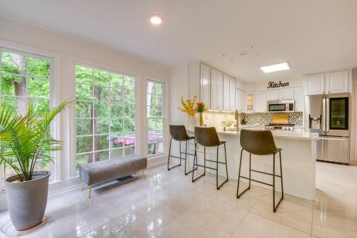 Lilburn Home with Deck, 20 Mi to Downtown Atlanta! in Lilburn, Vereinigte Staaten von Amerika
