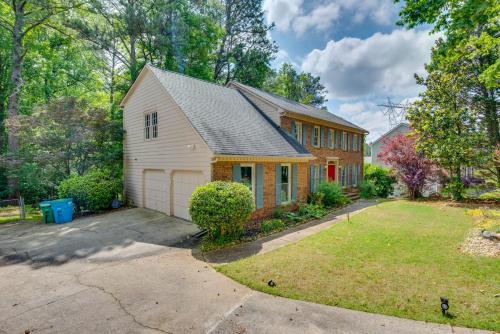 Lilburn Home with Deck, 20 Mi to Downtown Atlanta! in Lilburn, USA