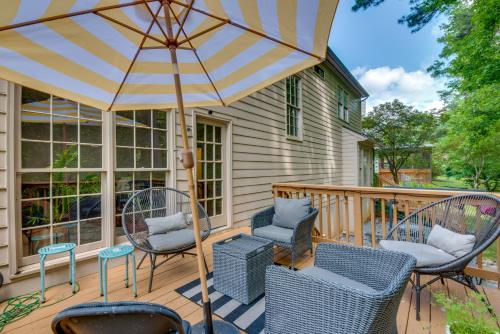 Lilburn Home with Deck, 20 Mi to Downtown Atlanta! in Lilburn, USA