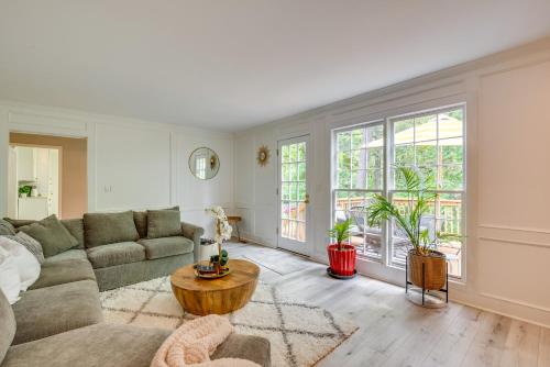 Lilburn Home with Deck, 20 Mi to Downtown Atlanta! in Lilburn, USA