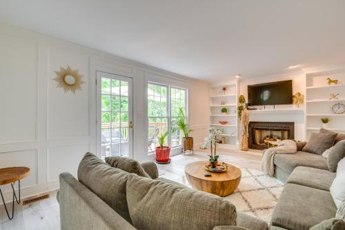 Lilburn Home with Deck, 20 Mi to Downtown Atlanta! in Lilburn, USA