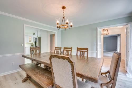 Lilburn Home with Deck, 20 Mi to Downtown Atlanta! in Lilburn, USA