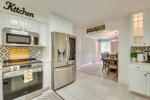Lilburn Home with Deck, 20 Mi to Downtown Atlanta! in Lilburn, USA
