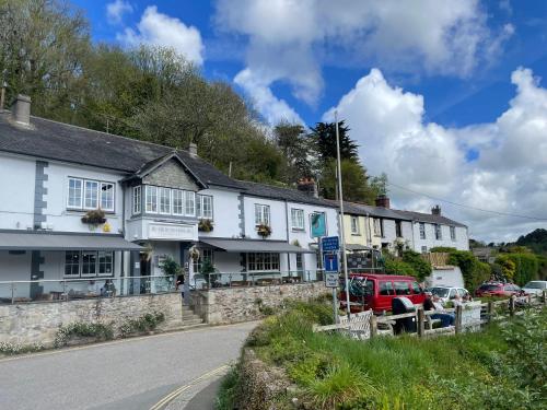 Exterior view, 4 Trenhaile Terrace in Malpas (Cornwall)