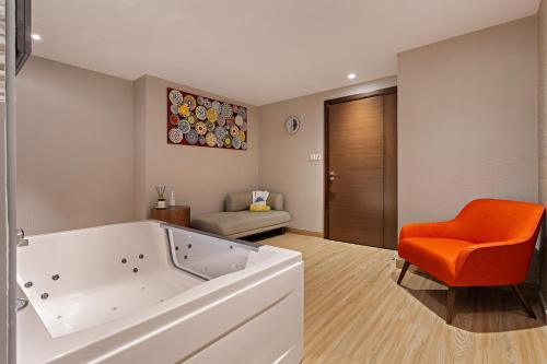 room detail thumbnail 2