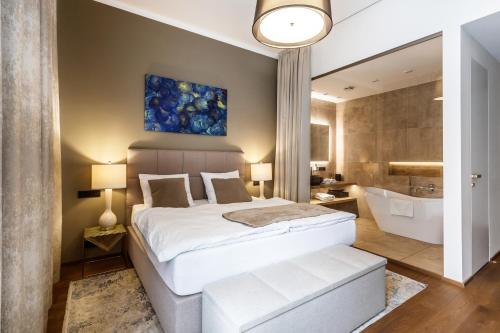 Luxury Prague Riverside Apartment, Прага