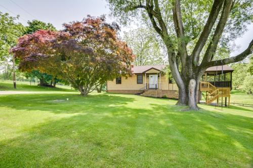 Calm Stewartstown Cottage on 90 Acres with Barn in Stewartstown, USA