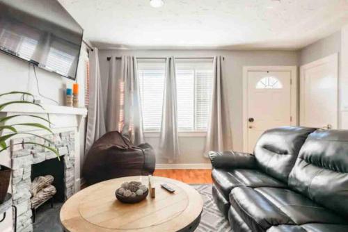 Charming Farmhouse Retreat near Downtown & University Modern Amenities, Fireplace & Porch! in Birmingham, USA