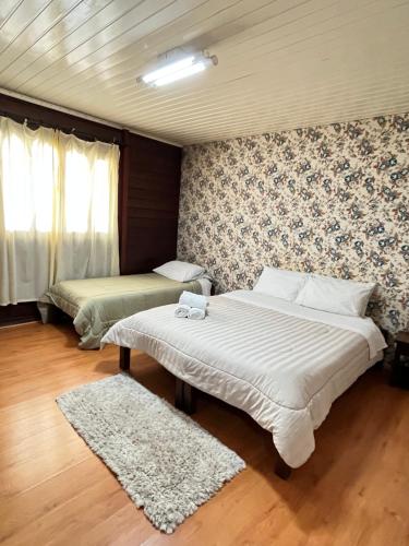 1 double bed, 1 twin bed