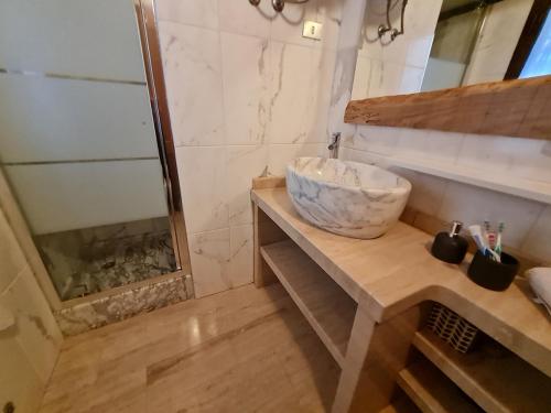 Fürdőszoba, DA ERCOLE casa vacanze di lusso con giardino, piscina e idromassaggio. in Casola in Lunigiana