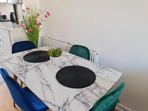 Apartment Sleeps 7 Near Attractions in โลชี