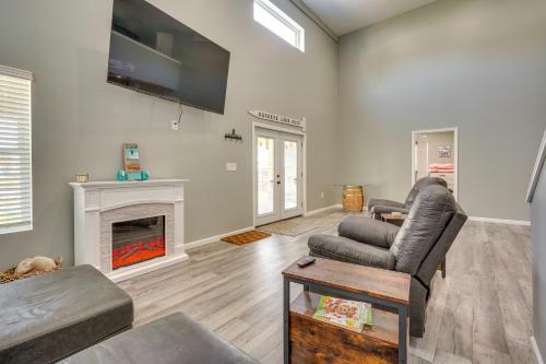 Waterfront Buckeye Lake Vacation Rental with Hot Tub in Hebron, USA