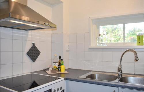 virtuve, Pet Friendly Home In Beddingestrand in Beddingestrand