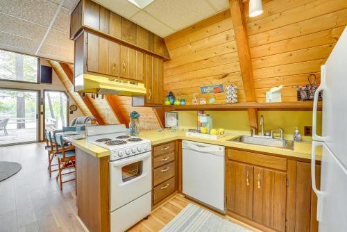 Long Lake Cabin with Kayaks, Private Beach and Dock! in Fountain, USA