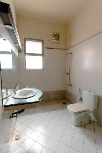 Bathroom, Shelton Guest House Peshawar near Shiraz Restaurant