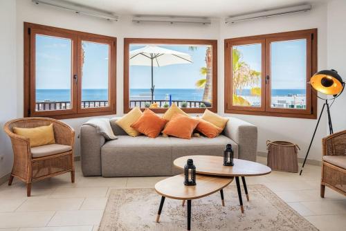 Lovely apartment with sea and mountain views