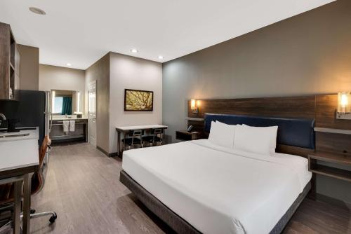 King Suite with Bathtub - Mobility Accessible/Kitchenette/Non-Smoking