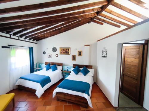 Quadruple Room with Balcony image 8