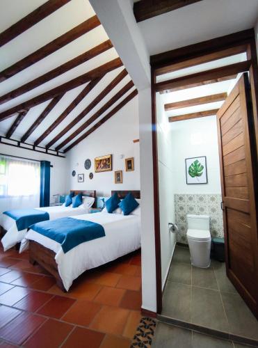 Quadruple Room with Balcony image 3
