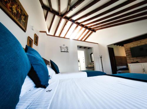 Quadruple Room with Balcony image 2