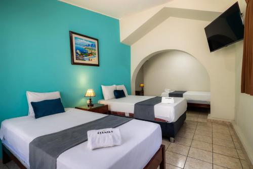 1 double bed, 2 twin beds