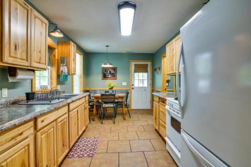 Bull Shoals Lake Home with Porch - Steps to Water! in Diamond City, USA