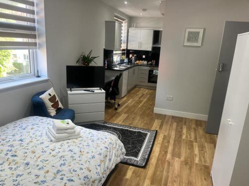 Grand Bleu - London - Next to Piccadilly Line Tube Station & Brand New Facilities