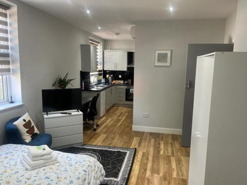 Grand Bleu - London - Next to Piccadilly Line Tube Station & Brand New Facilities