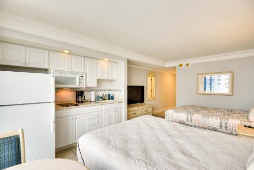 Cozy Daytona Beach Studio with Impeccable View! in Daytona Beach, USA