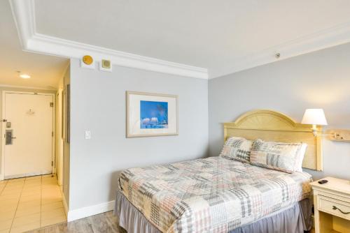 Cozy Daytona Beach Studio with Impeccable View! in Daytona Beach, USA