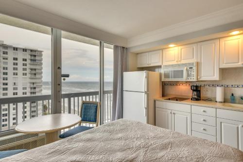 Cozy Daytona Beach Studio with Impeccable View! in Daytona Beach, USA