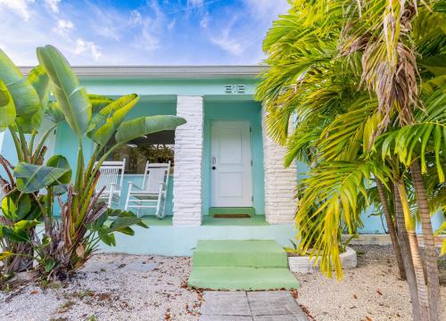 Beautiful Pool House in SunnySide, Close to the Beach!