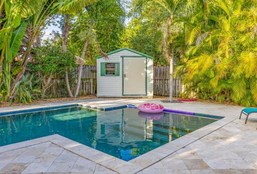 Beautiful Pool House in SunnySide, Close to the Beach!