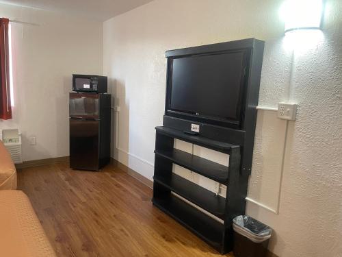 Regal 8 Inn & Suites Regal 8 Inn & Suites