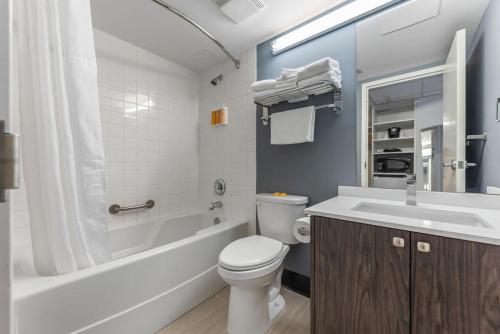 Hotel Willo (formerly YWCA Hotel Vancouver) Room Type - Double Room with Two Double Beds
