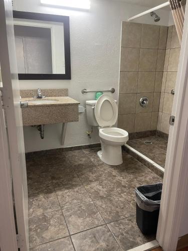 Regal 8 Inn & Suites Regal 8 Inn & Suites